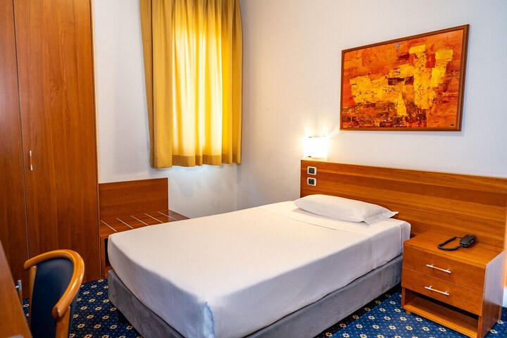 Room 15 of 28