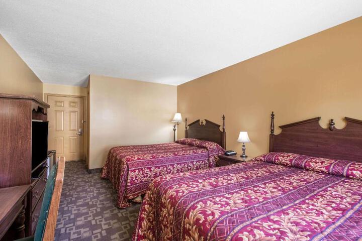 1 Queen Bed (5 of 9)
