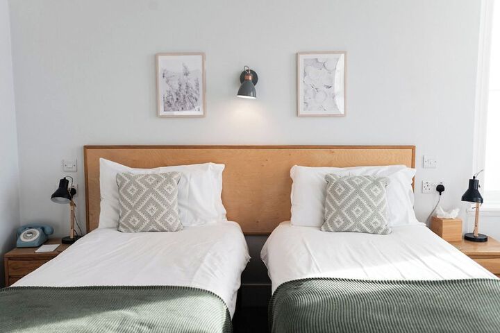 Room 32 of 76
