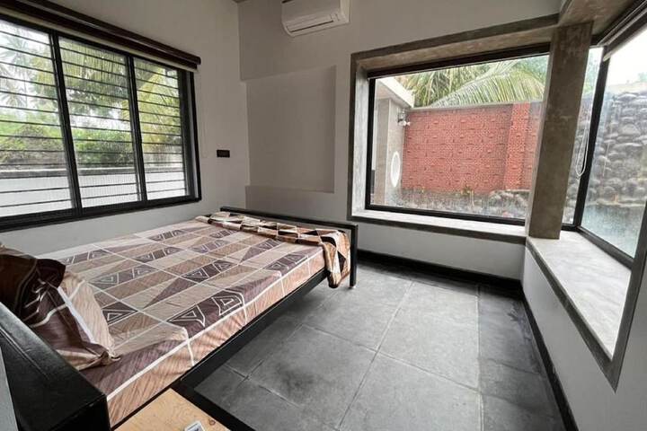 Room 4 of 35