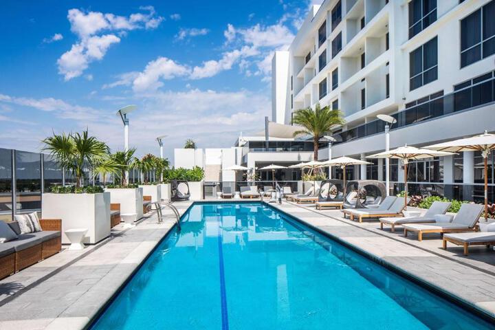 Exterior of Hilton Aventura Miami