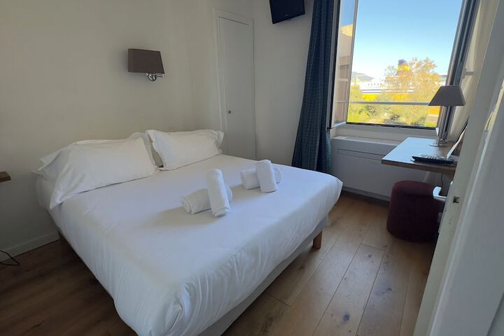 Room 32 of 66