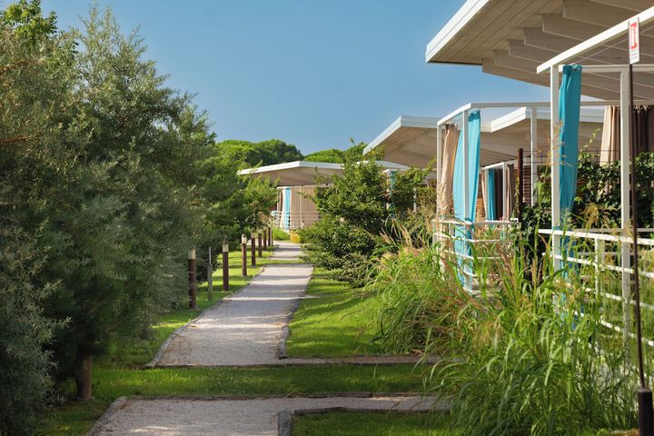 Hotel Exterior 65 of 66
