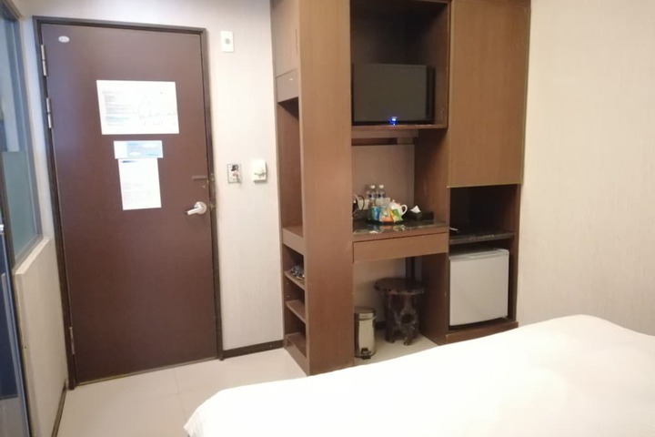Room 8 of 106