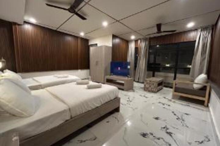 Room 2 of 16