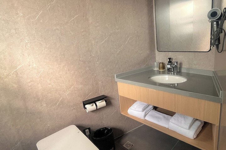 Room 34 of 67