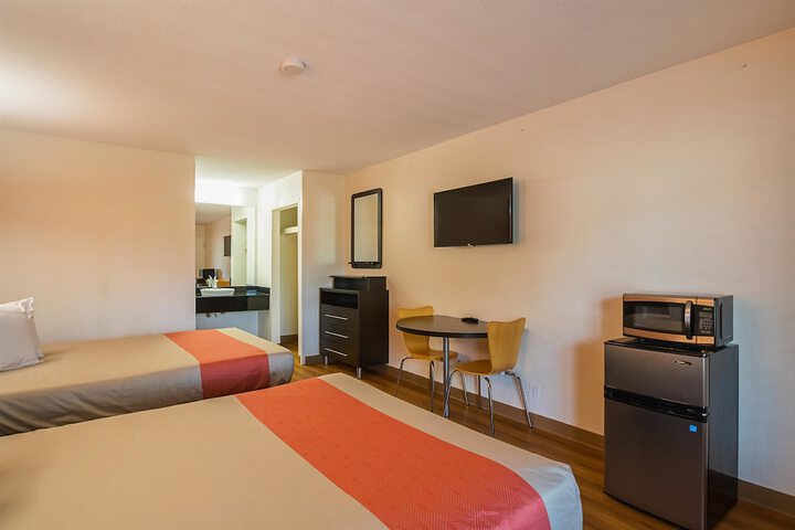 2 Queen Beds (3 of 9)
