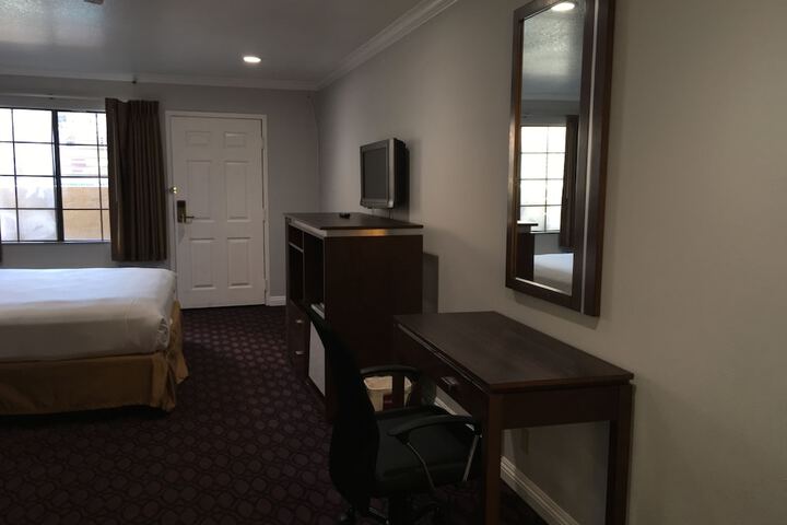 Deluxe 2 Queen Beds (1 of 12)