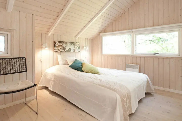 Room 2 of 18