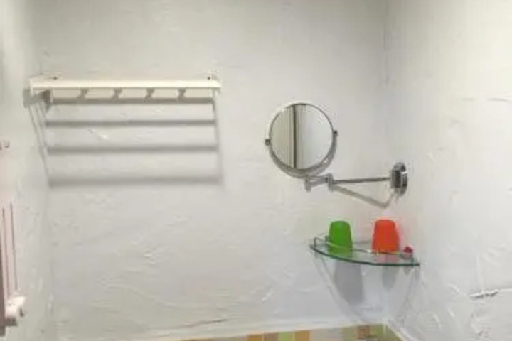 Room 10 of 13