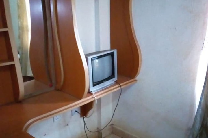 Room 6 of 18