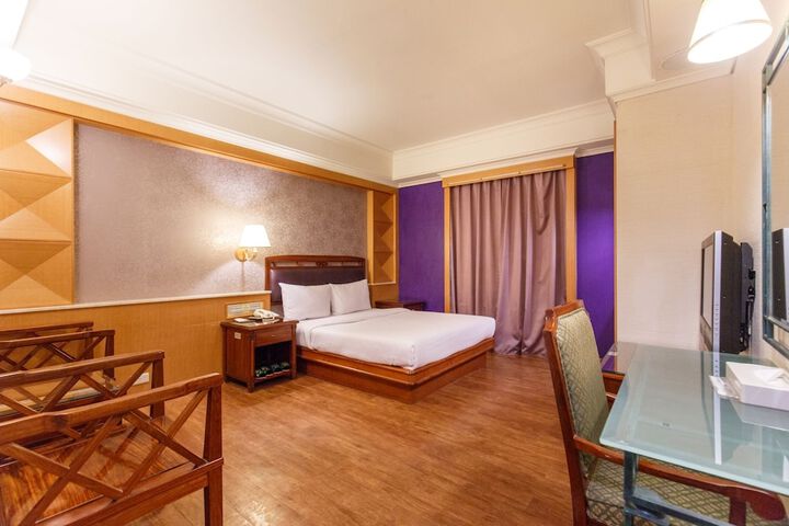 Room 9 of 18