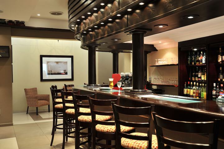 Lounge 54 of 64