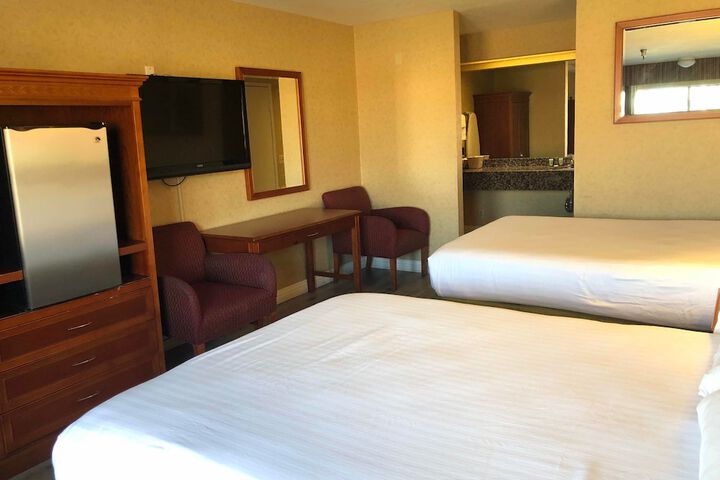2 Queen Beds (8 of 16)