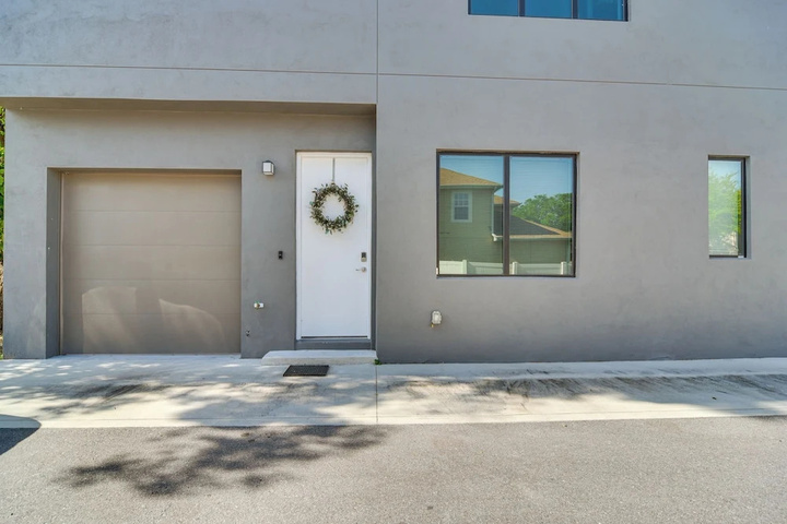 Image of Modern Tampa Townhome Near Midtown WFH Friendly!