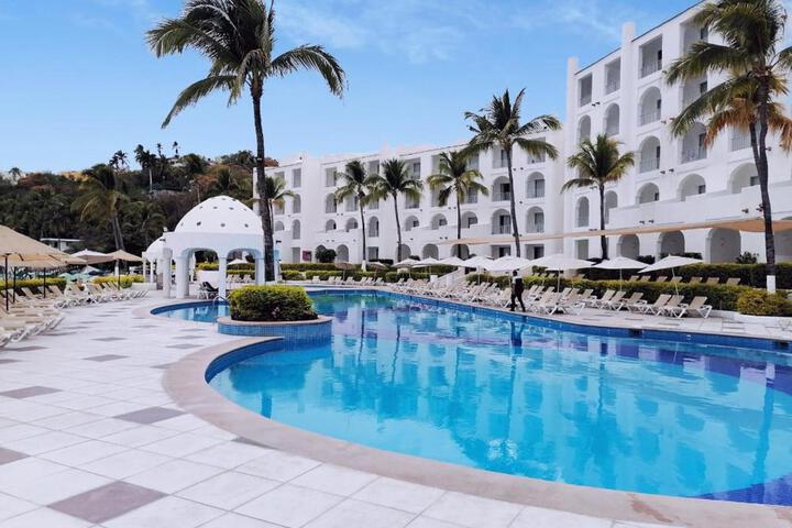 Exterior of Sierra Mar All Inclusive at Tesoro