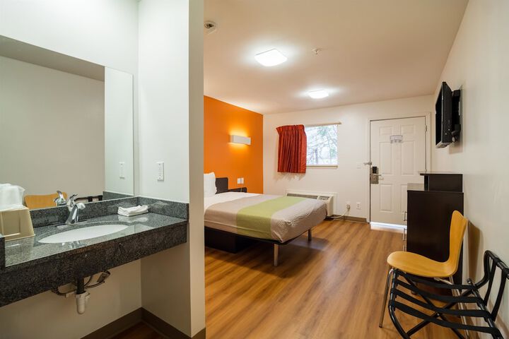 1 Queen Bed Kitchen (14 of 14)