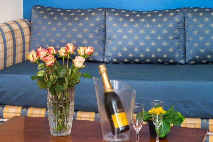 Lounge 63 of 78