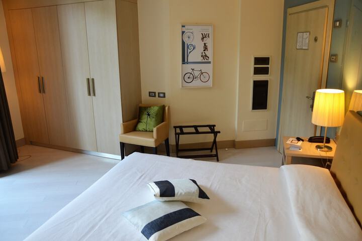 Room 9 of 99