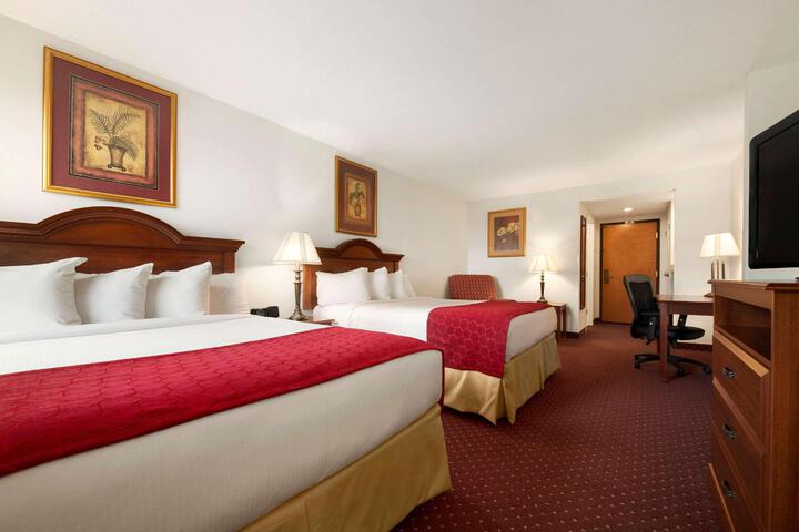 2 Queen Beds (12 of 15)