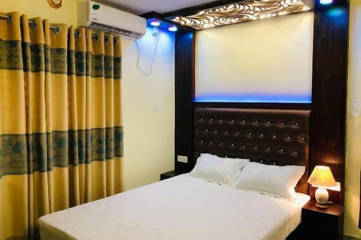 Room 4 of 8