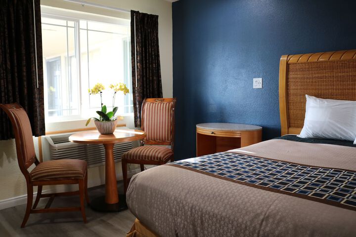 Premium King Bed (2 of 14)