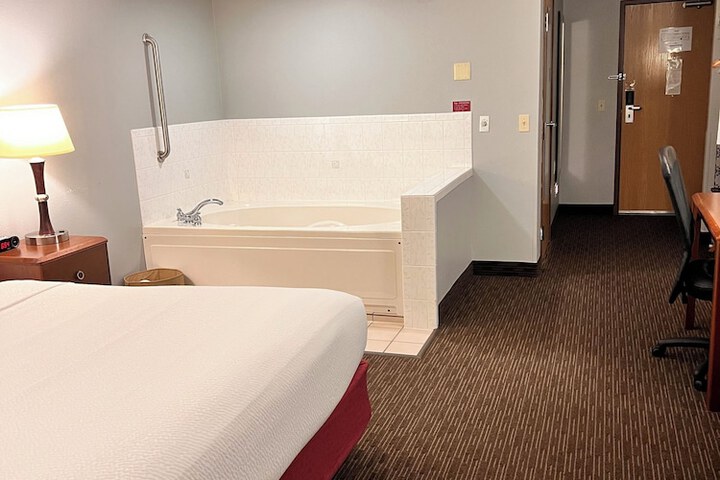 1 King Bed Efficiency (4 of 32)