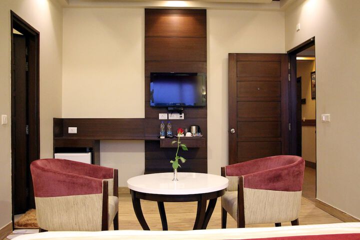 Room 11 of 28