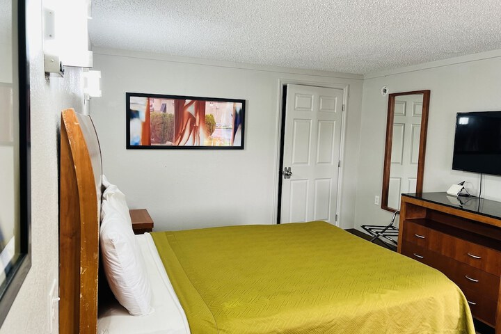 1 King Bed (17 of 19)