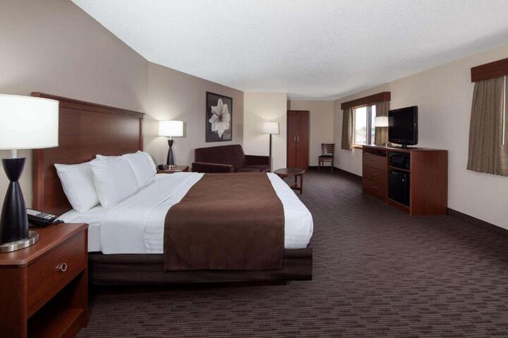 1 King Bed (4 of 16)