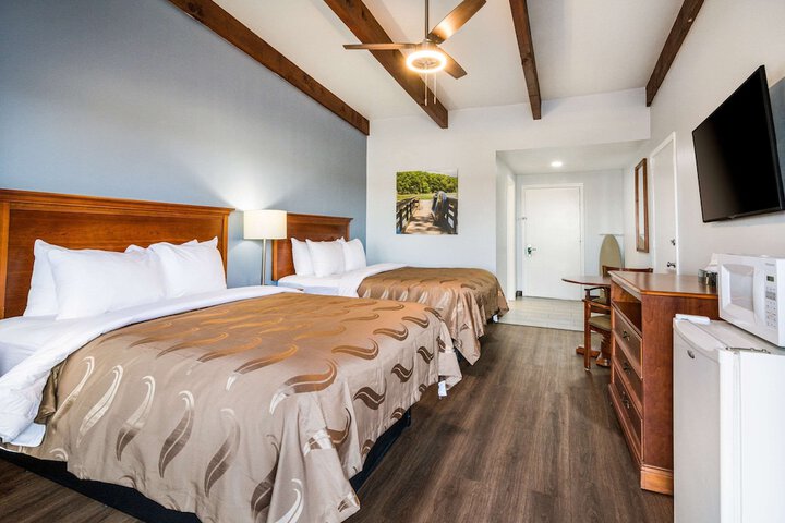 2 Queen Beds (2 of 18)