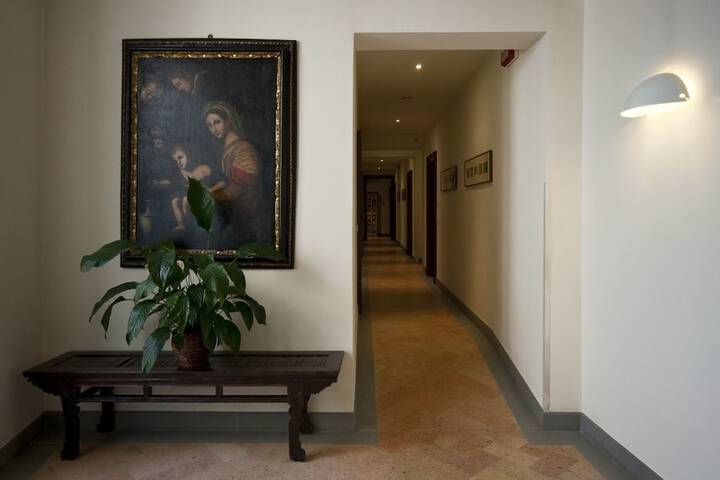 Ballroom/Hall 27 of 32