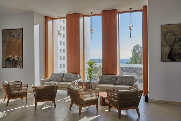 Entrance & Lobby