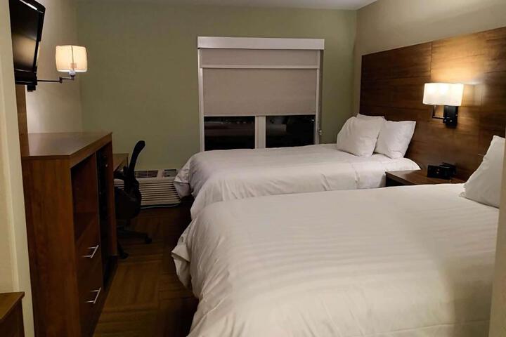 1 Queen Bed (7 of 8)
