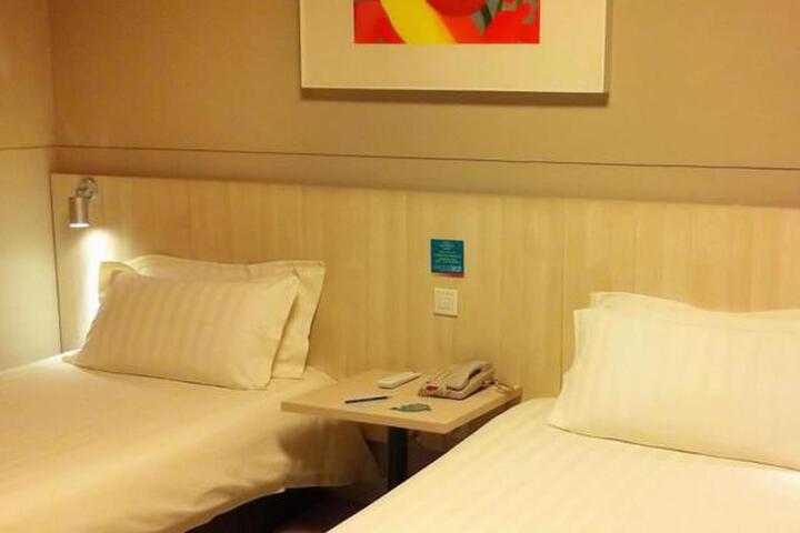 Room 7 of 16