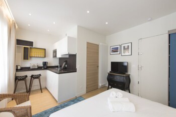 Room 7 of 12