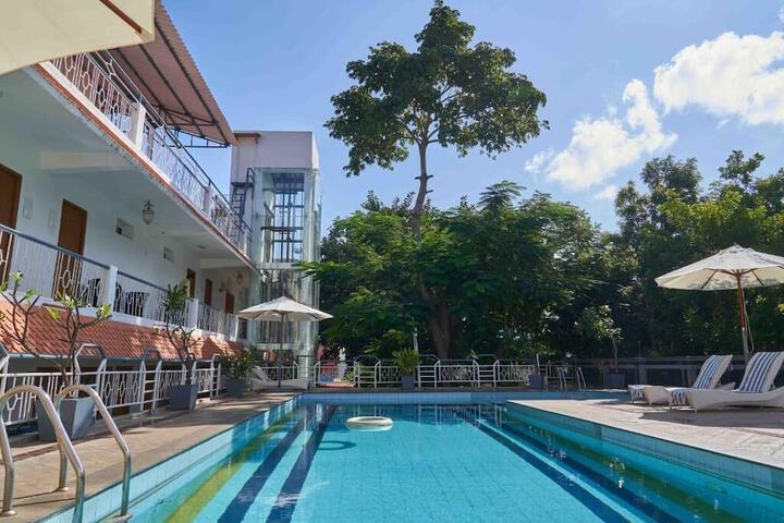 Pools & Facilities