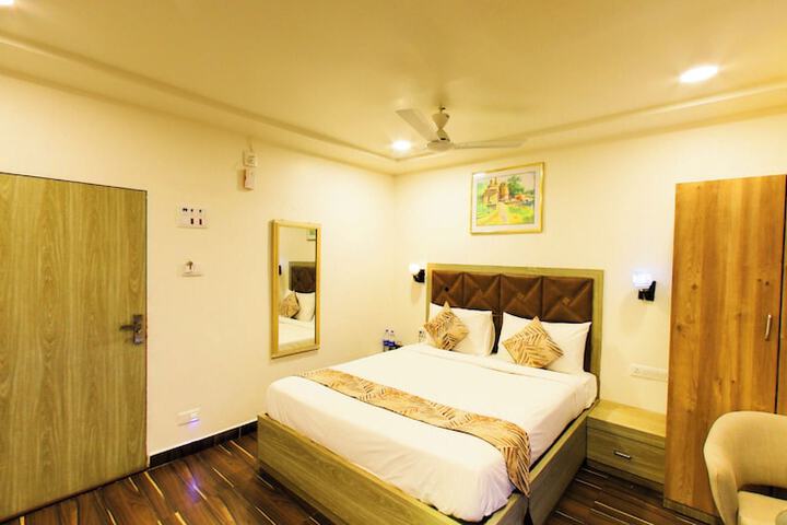 Room 4 of 20