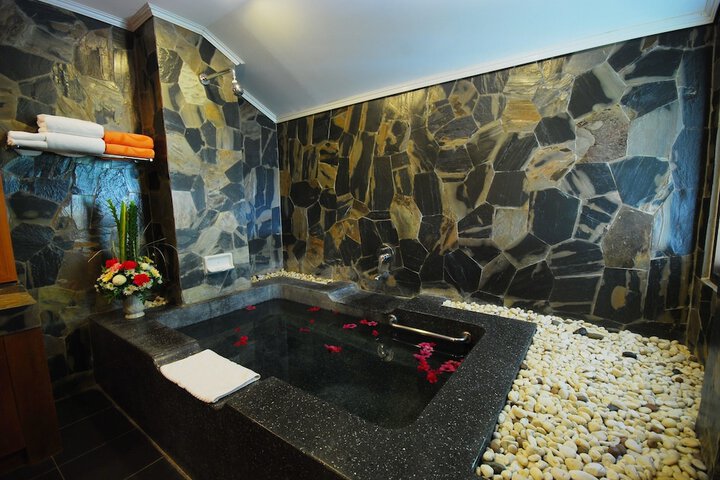 Hot Tub 16 of 37