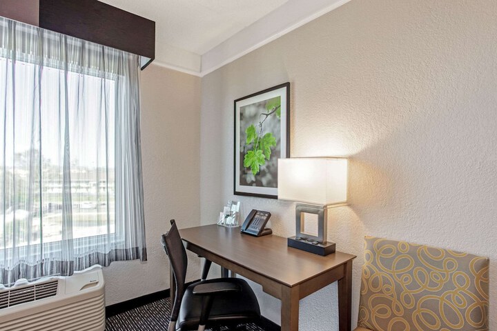 2 Double Beds (7 of 8)