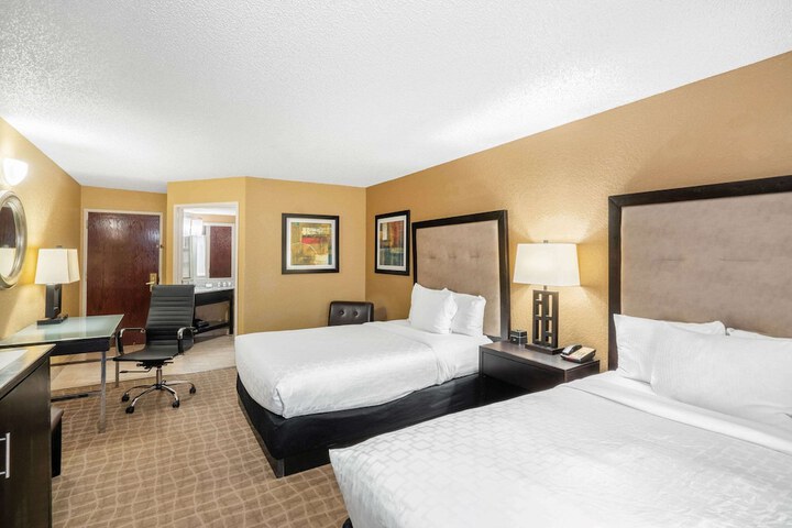2 Double Beds (3 of 6)