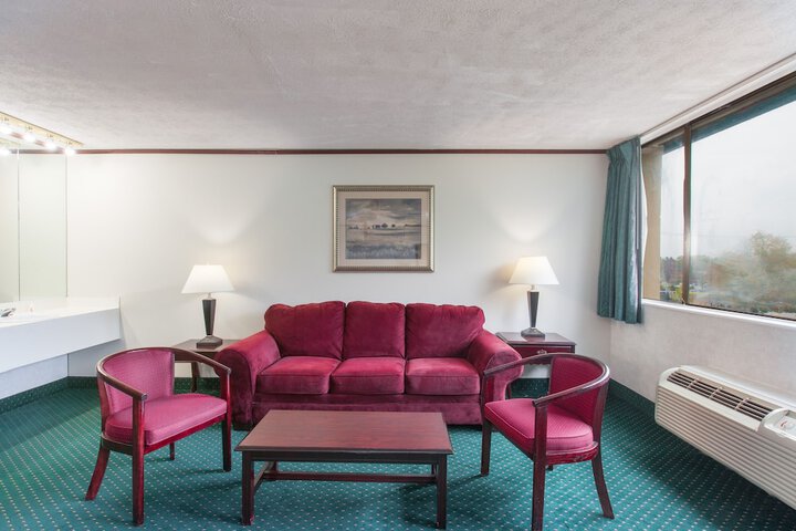 Room 4 of 16