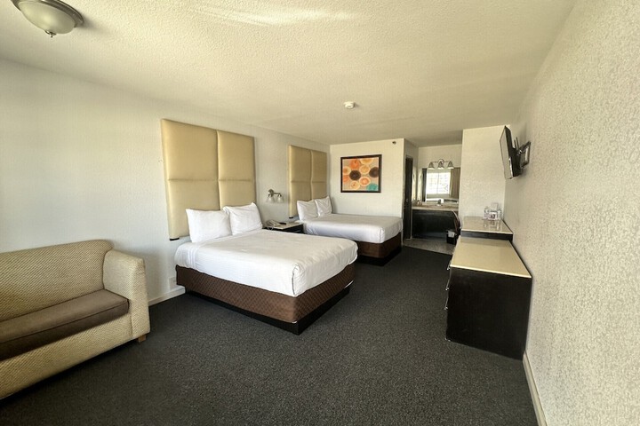 2 Double Beds (10 of 11)