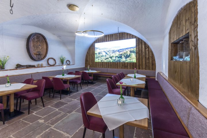 Dining 32 of 38