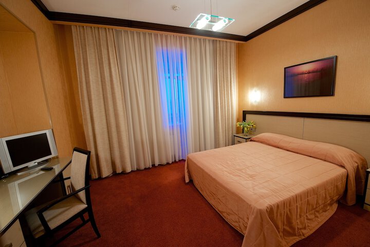Room 4 of 99