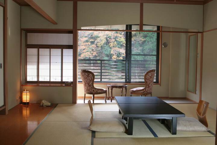 Room 8 of 32