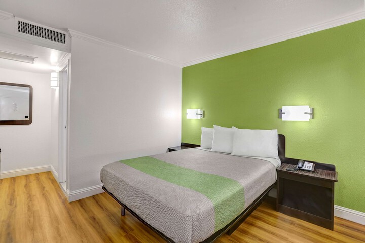 Room 6 of 27