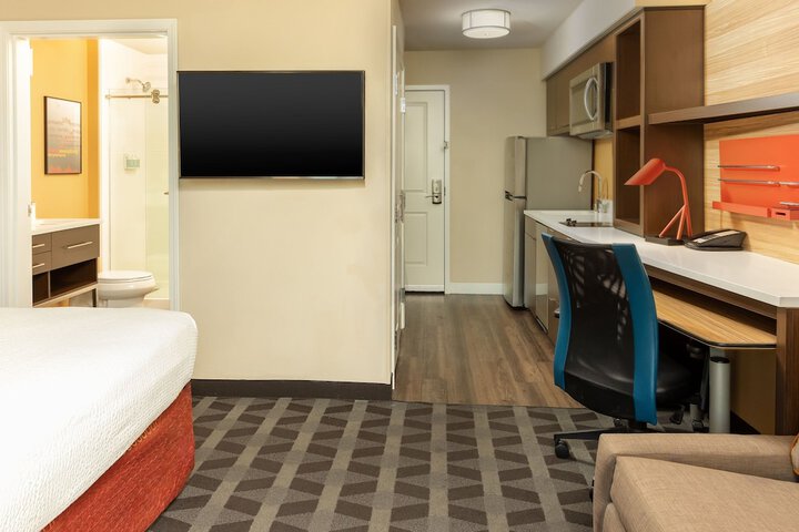 Room 8 of 84