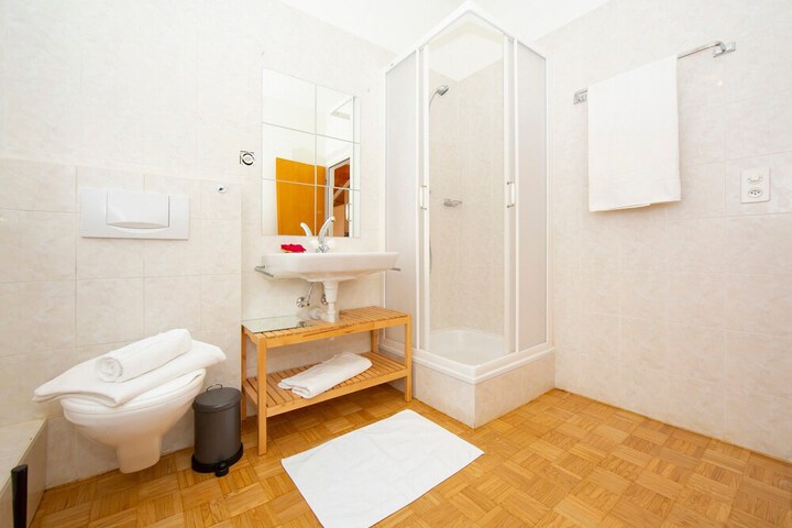 Room 9 of 18