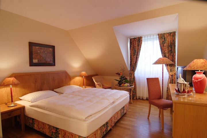 Room 4 of 24